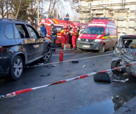 Accident spectaculos în centrul Capitalei: Cinci persoane rănite, patru mașini avariate, circulație restricționată
