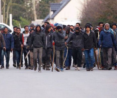 Haos în Franța. Sute de migranți ilegali s-au luat la bătaie în orașul Calais