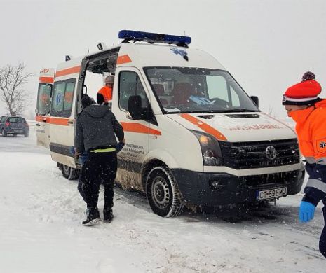 Județul Constanța paralizat de viscol și ninsori. Drumuri inchise. Ambulanță cu doi copii blocată în nămeți