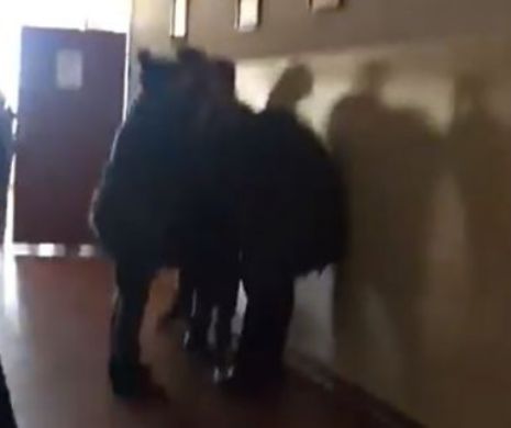 MAMELE care au agresat un elev în școală, REȚINUTE de polițiștii din Constanța