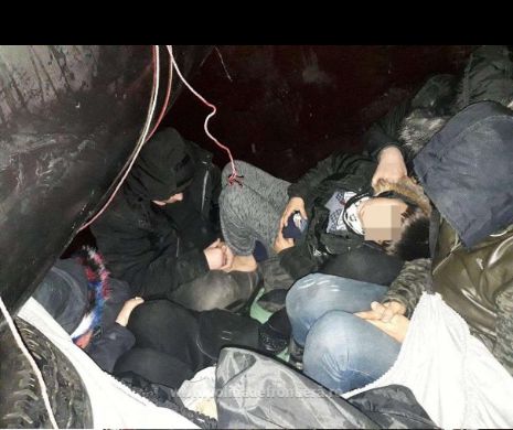 Migranți ascunși printre bagaje, într-o remorcă
