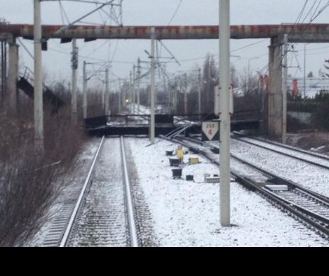 O pasarelă s-a prăbușit peste calea ferată în gara Ploiești Vest. Traficul feroviar este BLOCAT! News alert!