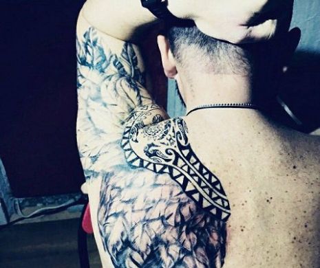 Polițiștii se înghesuie să își picteze corpul după ce s-a dat liber la tatuaje