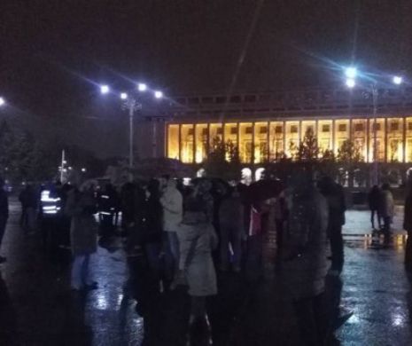 Protest împotriva măsurilor fiscale luate de Guvern! Câțiva oameni s-au adunat „timid” în Piața Victoriei