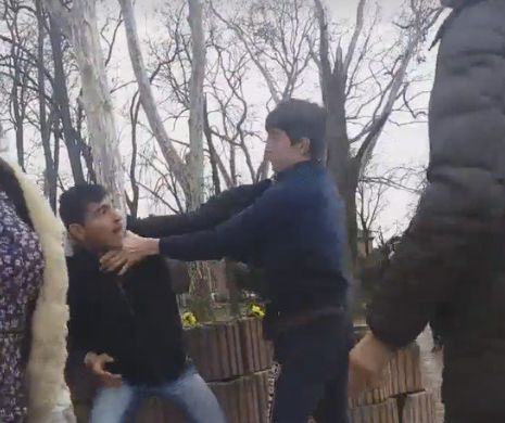 Scene de COŞMAR în Lugoj. Bătaie CRUNTĂ între doi ELEVI, chiar sub ochii COLEGILOR. VIDEO în articol