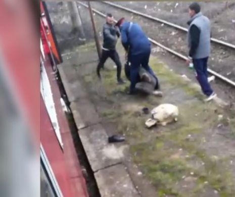 Scene de o violență extremă într-un tren din Arad. Un călător e dat jos și bătut de anagajațul CFR I VIDEO
