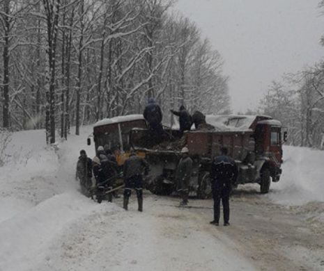 Zeci de ELEVI escortaţi de POLIŢIE după un ACCIDENT GRAV