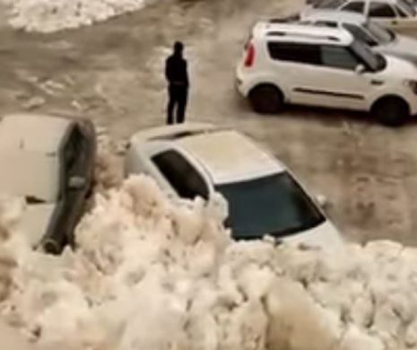 AVALANȘĂ DEVASTATOARE! Zeci de mașini ÎNGROPATE SUB ZĂPADĂ. IMAGINI APOCALIPTICE - VIDEO