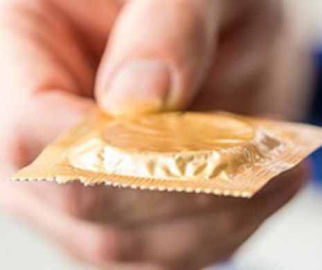 Bărbații din Zimbabwe sunt prea DOTAȚI pentru prezervativele mici „made in CHINA”. Ministrul Sănătății a spus TOTUL