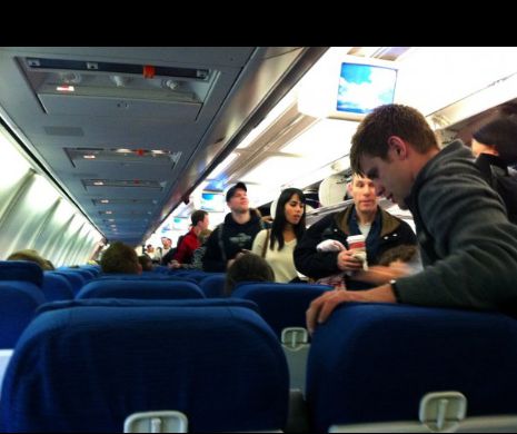 Bătaie CRUNTĂ în avion, între doi pasageri. Unul dintre ei amenință că ARUNCĂ ÎN AER aeronava. VIDEO în articol
