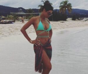 Fosta soție a lui Eddie Murphy SUCESTE mințile tuturor bărbaților cu corpul său SEXY! Are o vârstă, dar FORMELE APETISANTE n-o trădează