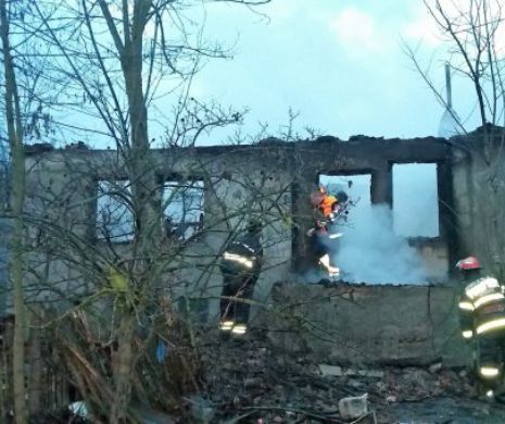 Incendiu violent la Constanța. Bărbat mort în casa arsă în întregime