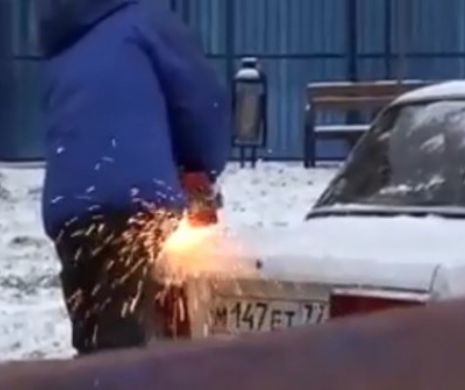 Ingeniozitate EXTREMĂ în „mama Rusie”. Pentru a-și face loc în parcare, un șofer a TĂIAT CU FLEXUL mașina vecinului. Video VIRAL