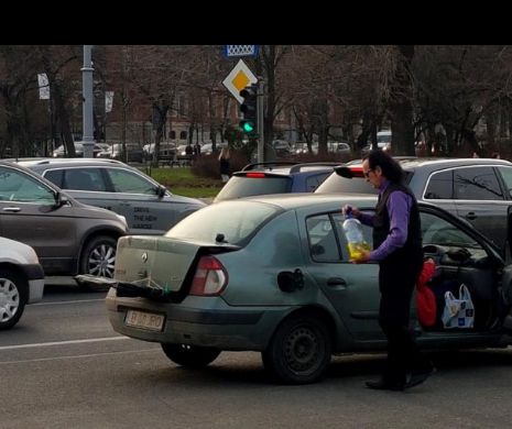 Miron Cozma şi-a alimentat mașina cu BENZINĂ din STICLĂ  în mijlocul intersecției de la Piața Victoriei. VIDEO în articol