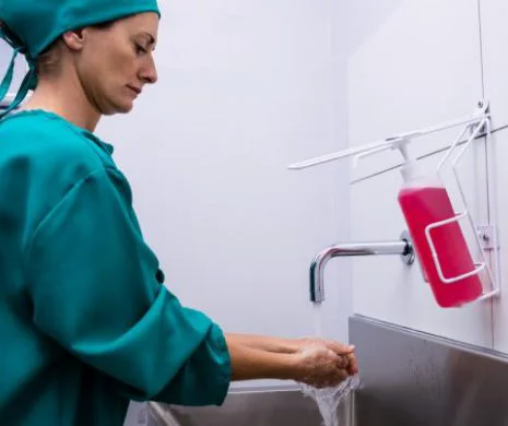 Nu contează doar dezinfectanții. Infecțiile din spitale pot fi prevenite dacă personalul medical se spală pe mâini