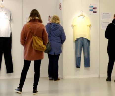 O expoziţie CONTROVERSATĂ cu hainele PURTATE de victimele violenţelor SEXUALE. Foto în articol