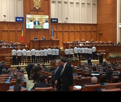 Protest inedit în Camera Deputaților! Parlamentarii USR contestă modificările la LEGILE JUSTIȚIEI. „Fără penali în funcții publice!”