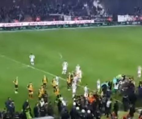 RĂZBOI pe TEREN la meciul dintre PAOK Salonic și AEK Atena. Meciul, ANULAT din cauza BĂTĂILOR – VIDEO ȘOCANT