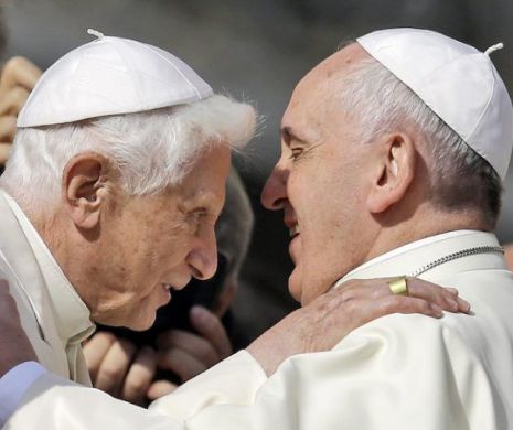Scandal MONSTRU: Vaticanul a TRUCAT o scrisoare a fostului Papă Benedict pentru a crea IMPRESIA că îl APROBĂ pe Francisc