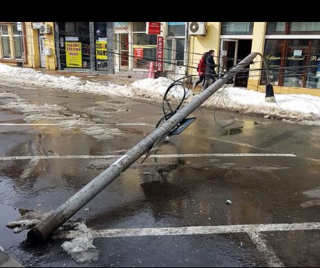 Stâlp de iluminat căzut pe o stradă din centrul Constanței