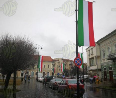 Steagul Italiei flutură pe stâlpii din Sfântu Gheorghe de Ziua Maghiarilor