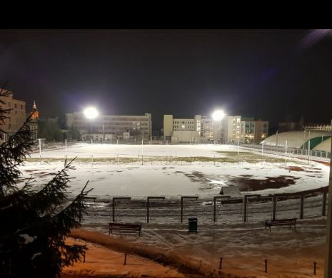 Suporterii ASU Poli Timișoara, chemați să curețe zăpada de pe gazon înaintea meciului