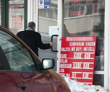 VEȘTI PROASTE pentru românii cu rate la bănci! Cât va crește CURSUL VALUTAR și indicele ROBOR