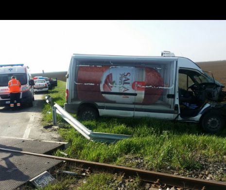 Accident. Un tren regio a lovit o autoutilitară plină cu salam I FOTO
