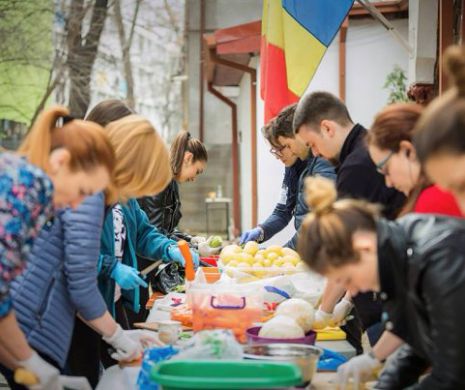Acţiune caritabilă în Bucureşti: Mai mulţi voluntari gătesc pentru oamenii străzii