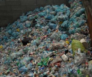 Descoperire de importanţă URIAŞĂ! A fost obţinută o enzima-mutant: devorează PLASTIC