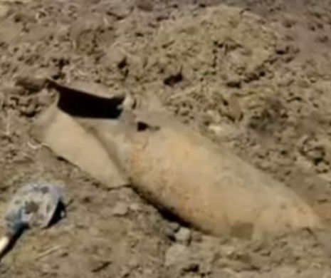 Descoperire INCREDIBILĂ în Focșani. O BOMBĂ IMENSĂ a fost găsită pe un câmp