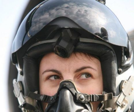 FRUMOASA ROMÂNCĂ care a IMPRESIONAT forțele NATO. Prima femeie pilot care a reușit o PERFORMANȚĂ remarcabilă