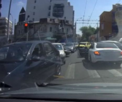 Imagini șocante: un șofer a spart geamul unui Logan