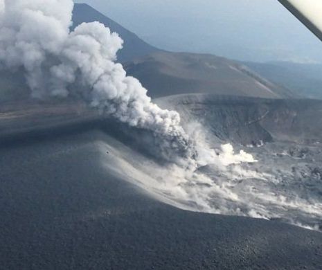 JAPONIA în ALERTĂ! Vulcanul Shinmoe a erupt violent joi. Coloană densă de cenuşă până la 5.000 de metri aruncată în aer