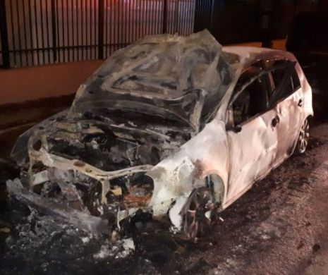 Mașini incendiate după o metodă teroristă în Capitală