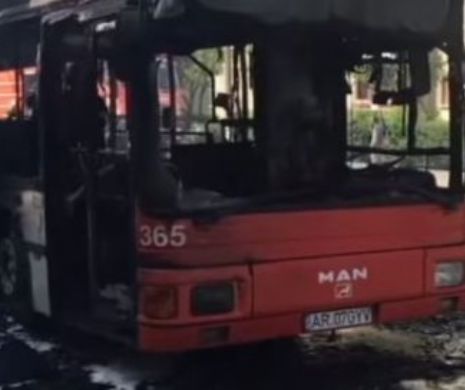 MOMENTE de GROAZĂ pasagerii unui autobuz din Arad. Autovehiculul a ars complet - VIDEO