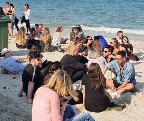 PE LITORAL A ÎNCEPUT DISTRACȚIA. Mii de turiști au ocupat plajele din Mamaia și Vama Veche