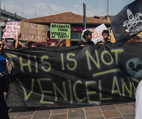 Proteste ANTI-TURIŞTI. Haos pe străzile din Veneția. Au dărâmat punctele de control şi au scandat: Veneţia este a NOASTRĂ