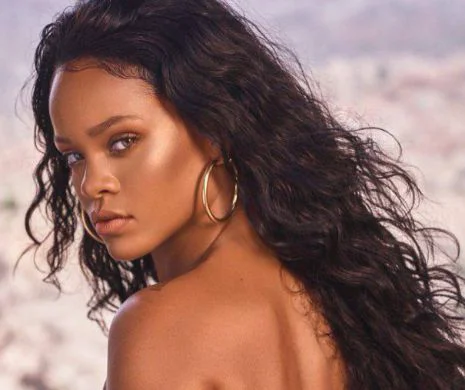 Rihanna a COMIS-O din nou! Artista s-a fotografiat GOALĂ PUȘCĂ, iar fanii au luat-o RAZNA – Galerie Foto FIERBINTE