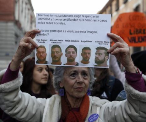 SCANDALOS! „Gașca de lupi” spanioli a scăpat de condamnarea la VIOL. Mii de oameni au ieșit în STRADĂ