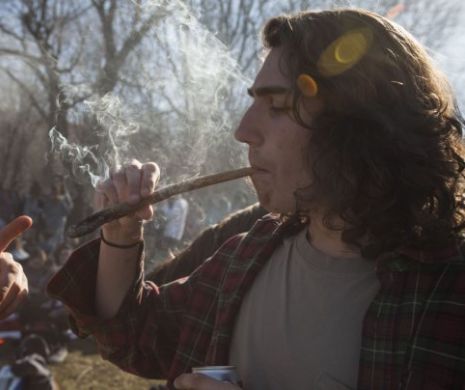 Sute de canadieni au profitat de ziua “4/20” pentru a fuma marijuana fără restricții