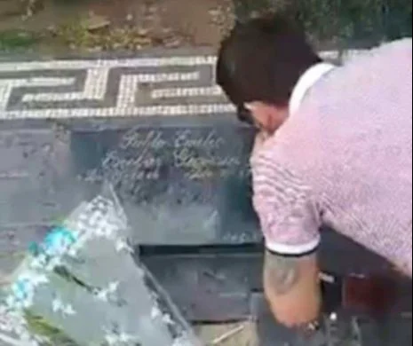 Turist surprins cum prizează cocaină de pe mormântul lui Pablo Escobar! Imaginile au făcut înconjurul lumii