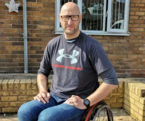 Un britanic a reușit să pună pe fugă doi hoți deși se afla în scaun cu rotile
