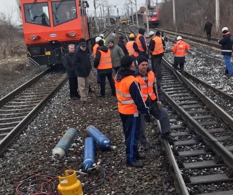 Un TREN de pasageri din ROMÂNIA a rămas BLOCAT pe un POD timp de TREI ORE