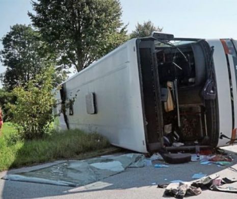 ACCIDENT între Pitești și Râmnicu Vâlcea. Un AUTOCAR cu 30 de pasageri a intrat într-o MAȘINĂ. Două persoane sunt ÎNCARCERATE