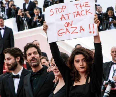 Conflictul din Orientul Mijlociu a ajuns la Cannes: o actriță a pășit pe covorul roșu cu un afiș de susținere pentru palestinieni