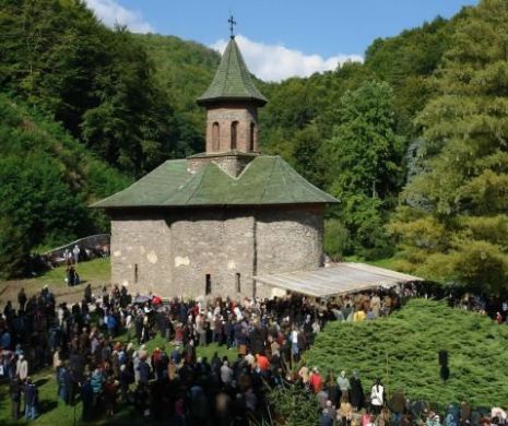 Deținătorul brandului ”Arsenie Boca” descinde la Mănăstirea Prislop