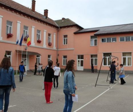 Incident ȘOCAT într-un liceu din Slatina. Un elev a fost BĂTUT în curtea școlii. Băiatul a ajuns la spital INCONȘTIENT