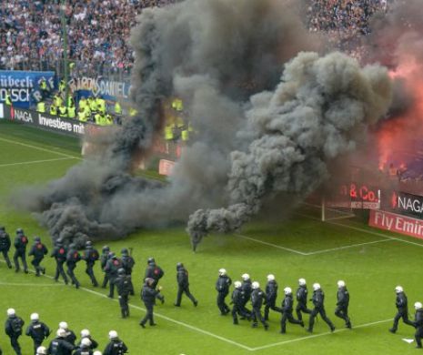 INFERN în Germania. Suporterii lui SV Hamburg au INCENDIAT stadionul, FURIOȘI pentru că echipa A RETROGRADAT