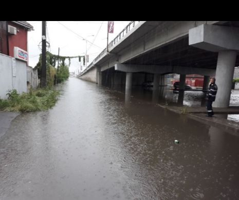 Inundații în Timișoara. Pe sub cel mai important pasaj nu se poate trece din cauza apei I FOTO